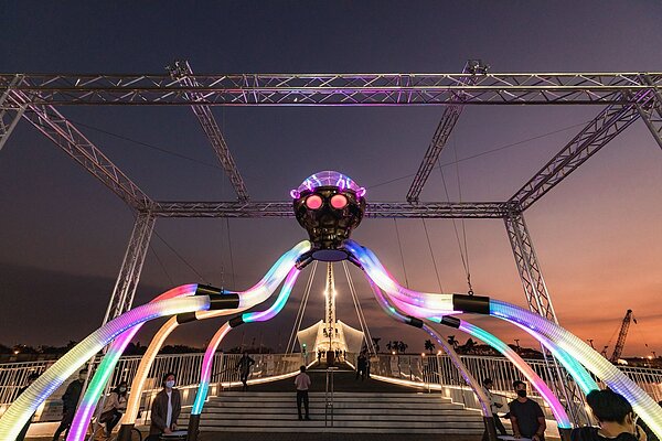 巨型海怪爬上駁二碼頭,大小朋友樂當鼓手!圖/高雄市文化局提公