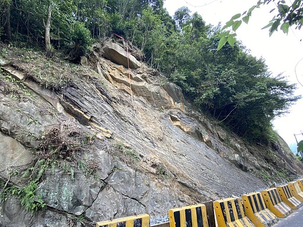 新北市汐止區八連路三段4.5K處因豪雨造成土石崩落，嚴重影響當地居民的通行安全。圖／新北市政府提供