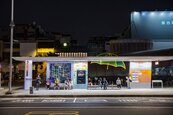高雄捷運後驛站公車候車亭啟用　夜間投光燈營造視覺美感