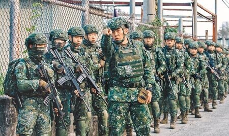 為達「平時養兵少、戰時用兵多」的目標,現行兵役制度採募、徵併行制,役男依法接受軍事訓練,完訓就納入後備列管。國防部表示,明年國軍招募班隊將區分軍官、士官、士兵3類、10個班隊,計畫招募2萬703人。(本報資料照片)