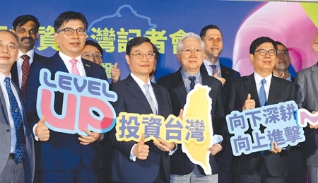 半導體材料大廠默克宣布未來五年將在台投資170億。台灣默克集團董事長李俊隆（前排左起）、經濟部次長陳正祺、科技部長吳政忠及高雄市長陳其邁等一同出席發表記者會。圖∕王德為