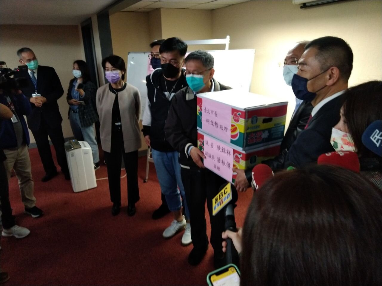 柯文哲今天下午拜會委員會,剛好遇到議員正審查此筆預算,議員問,「我們已刪了,可以不保留嗎?」柯文哲聽聞表示,「好啦好啦,你們說怎樣就怎樣」。記者林麗玉/攝影