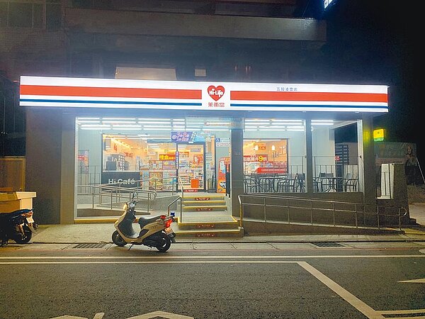 新北市五股區14日下午5時許發生超商ATM搶案，46歲林男主嫌與21歲男子、16歲少年等3人，疑看準護鈔保全補鈔時機，持槍強搶百餘萬現金，案發2小時在三峽落網。圖為案發超商。（翻攝照片／戴上容新北傳真）