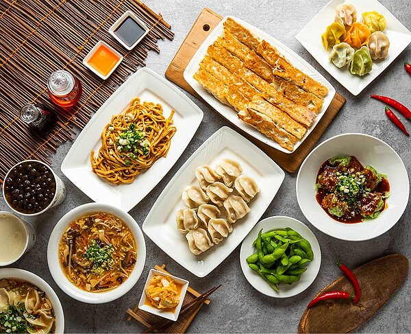 八方雲集自16日起鍋貼、水餃每粒調漲0.5元,麵食類平均調漲5元。圖/取自八方雲集官網