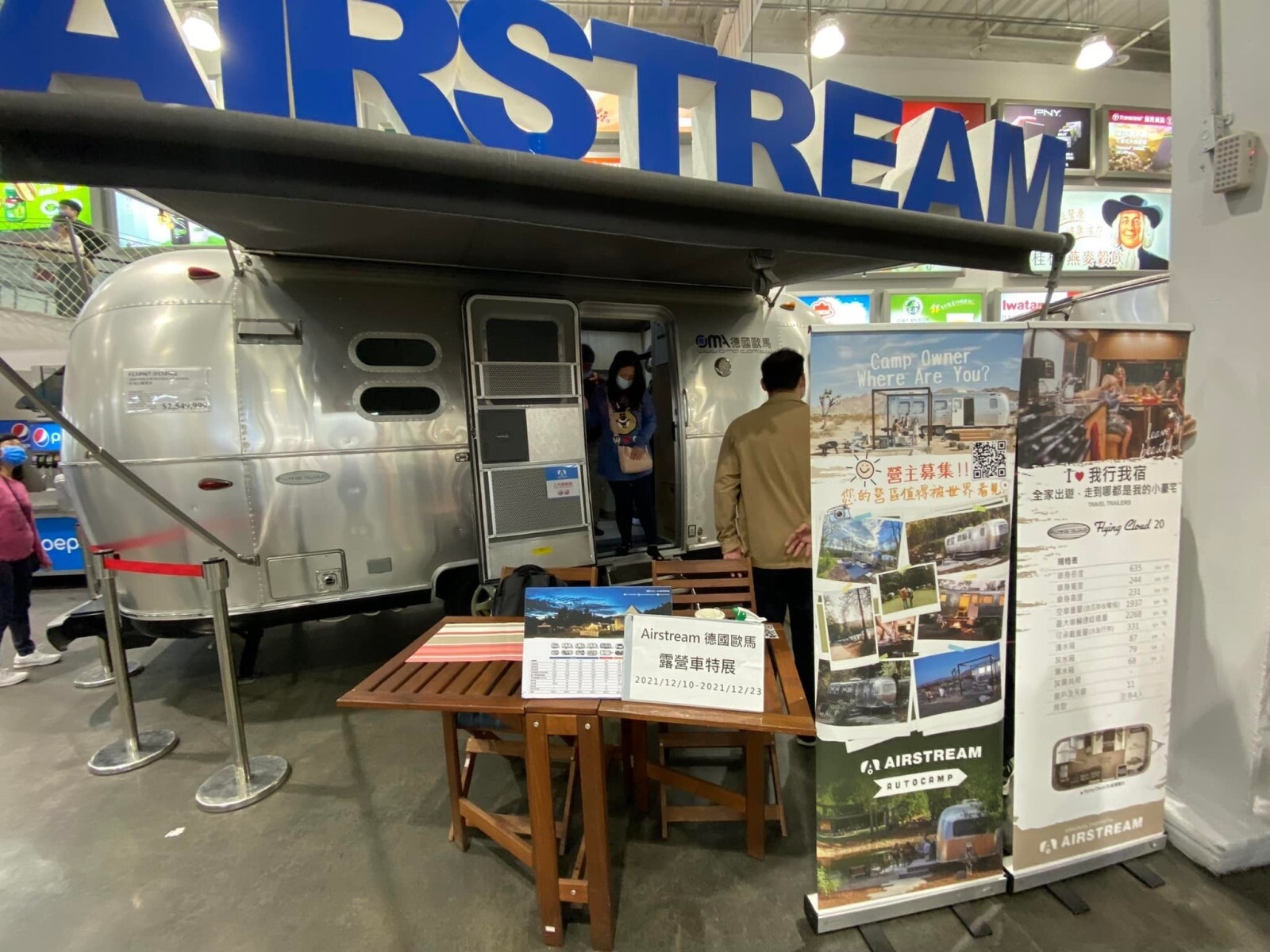 有網友在美式賣場好市多發現AIRSTREAM德國歐馬露營車正在展示，配備豪華程度將其稱作「移動式豪宅」一點也不為過。圖／翻攝自Costco好市多 商品經驗老實說