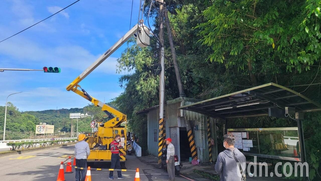 基隆市區近4千戶停電,竟是阿伯砍竹倒下壓壞避雷器。記者游明煌/攝影