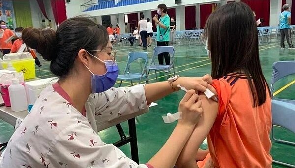青少年BNT第二劑16日起開始在校園集體施打,台北市、台中市、宜蘭縣3縣市學校打頭陣。圖/聯合報系資料照