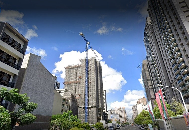 台積電將進駐楠梓更帶動高雄房市熱,鼓山、左營等房市量能也頗強、價格頗高。鼓山近高雄市立美術館區域就有新建案看屋人潮熱絡,一周就有快200組,其中有不少投資客。圖/google map