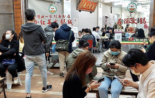 萬物飛漲恐衝擊明年景氣,但和碩董事長童子賢認為這是過度憂慮。圖為北市火鍋店人滿為患。圖/聯合報記者林俊良攝