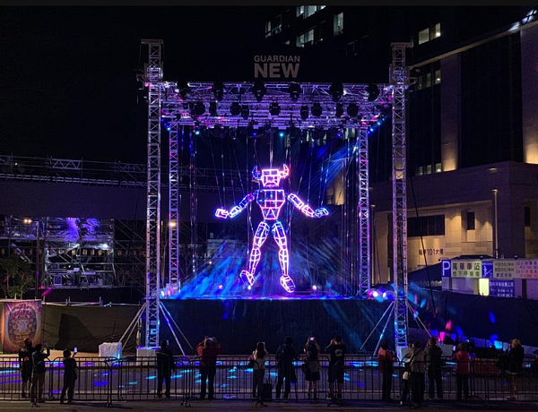 「千呼萬喚始出來!」「史上第一次年底登場的台北燈節終於登場!」今年生肖牛年的台北燈節,因受到疫情影響,延至本周五登場,台北市副市長蔡炳坤15日晚間主持台北燈節試燈儀式。記者林麗玉/攝影