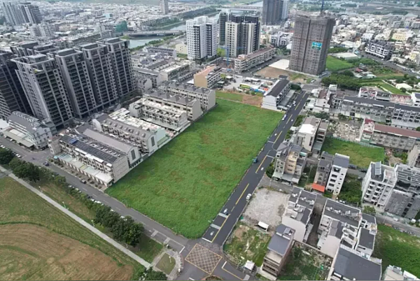 高雄楠梓區藍田西段一塊住三用地,以60.9萬標出,成為本季最高總價與溢價雙冠王! 圖/高市地政局提供