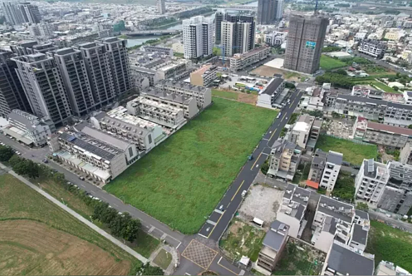 高雄楠梓區藍田西段一塊住三用地，以60.9萬標出，成為本季最高總價與溢價雙冠王！ 圖／高市地政局提供
