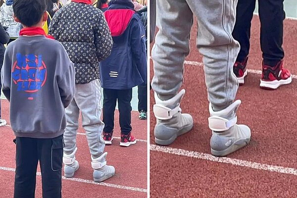 網路上流傳「上海小學生升旗」畫面,有人指出其中一名小學生全身行頭價值不斐。 圖/擷自微博