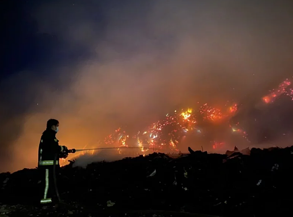 彰化縣花壇鄉橋頭村一處面積廣達500多坪的建築物廢棄物棄置場,從本月13日起火,消防人員灌救至今近50小時,仍無撲滅,濃煙夾雜惡臭,臭到讓周遭民眾受不了。圖/縣議員李成濟提供