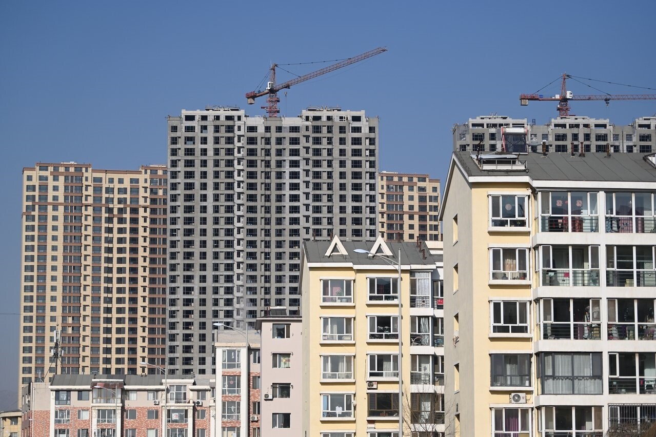 大陸國家統計局統計數據顯示,2021年1至11月大陸房地產開發投資增長6.0%。圖為呼和浩特市一商品房小區與在建樓盤。(中新社)