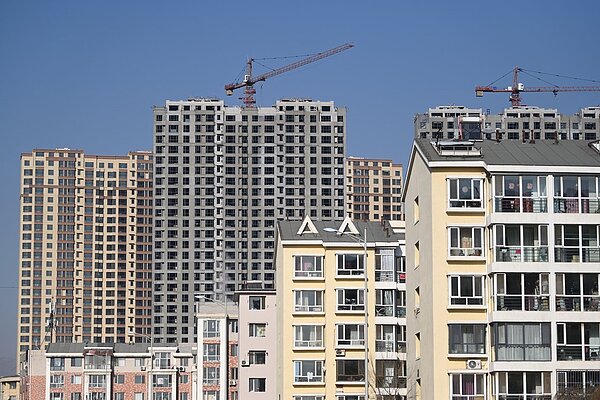 大陸國家統計局統計數據顯示,2021年1至11月大陸房地產開發投資增長6.0%。圖為呼和浩特市一商品房小區與在建樓盤。(中新社)