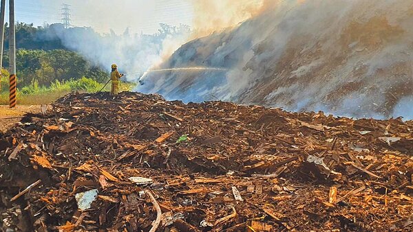 花壇山坡林地,被濫倒2000公噸建築廢棄物,限期清運前卻起火燃燒。圖/彰化縣消防局提供