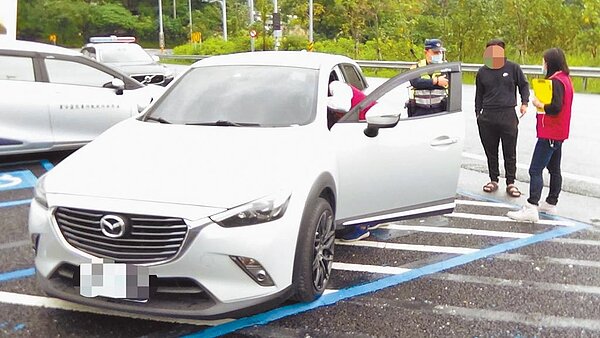 透過車牌辨識系統,在蘇花改揪出欠稅車,車主被攔獲。圖/執行署花蓮分署提供