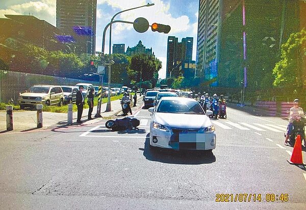 交通部和酒與社會責任促進會(TBAF)邀請網紅製作宣導影片,以幽默方式提醒各族群酒駕零容忍,而總統府前發言人丁允恭今年7月的酒駕案例也成為教材。圖/翻攝畫面