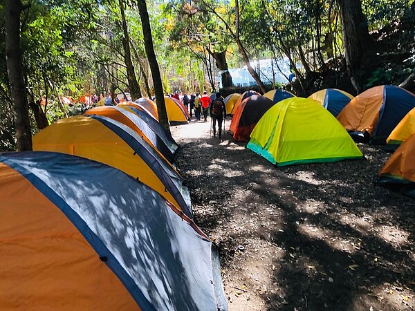 白石駐在所前被協作團隊搭滿了帳篷。圖／好房網News記者唐主桂攝影