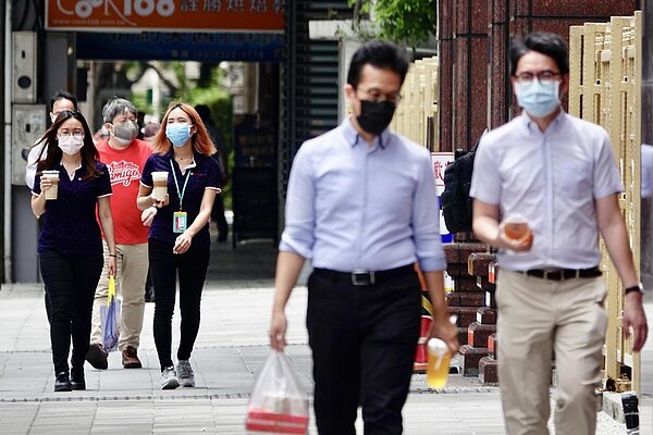 根據yes123求職網今(16)日公布的調查顯示,有六成七計畫送耶誕節禮物給親友,圖為上班族示意圖。圖/聯合報系資料照片