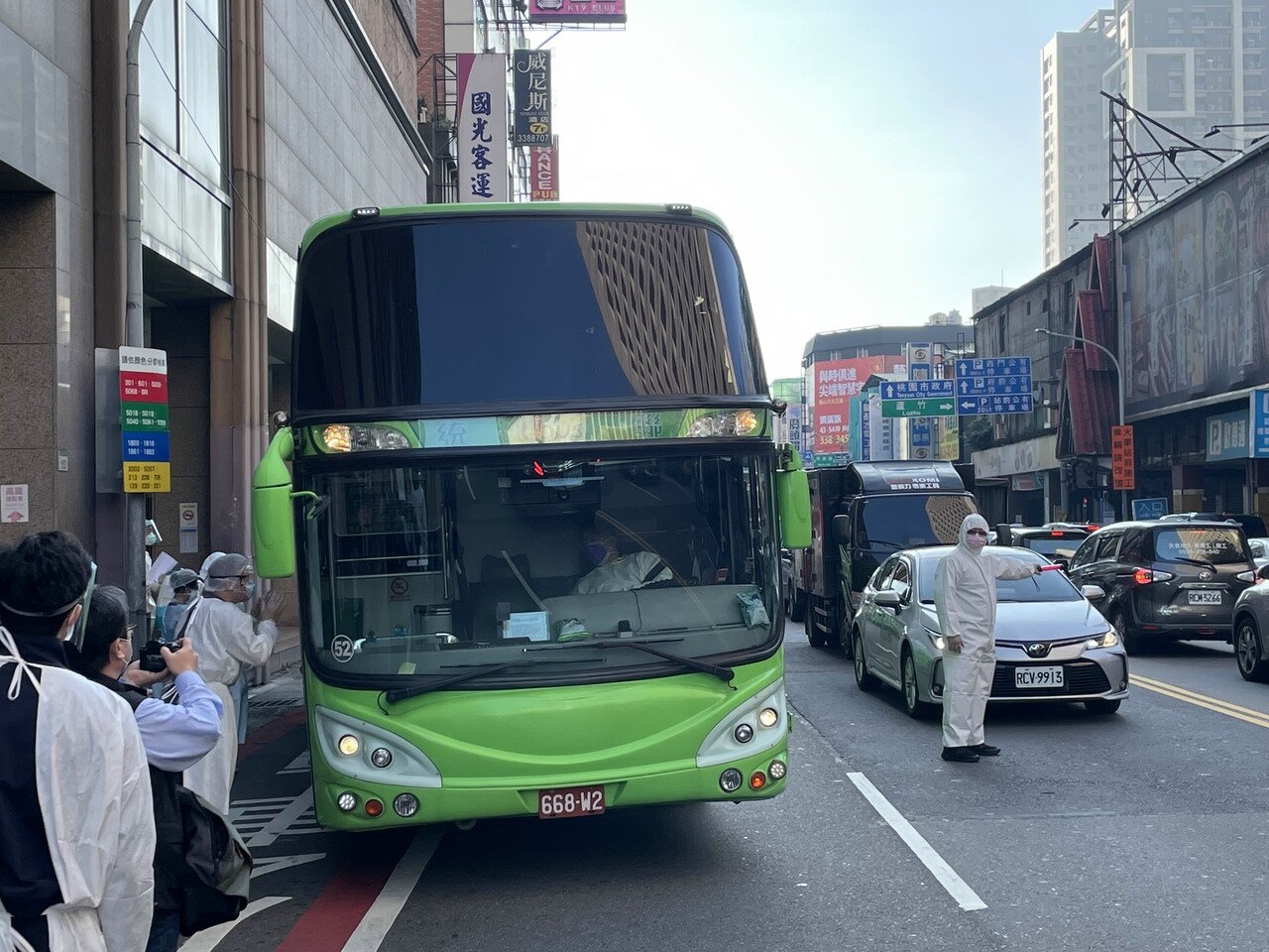 桃園防疫旅館疑爆群聚,旅客陸續撤離中,警方也在現場實施交通管制。記者楊湛華/攝影