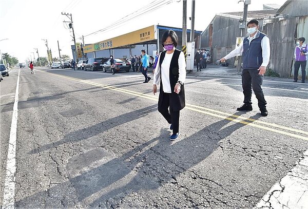 鹿和路橫跨鹿港鎮與和美鎮,車流量非常大,於長期使用之下,道路現況龜裂、破損。圖/彰化縣政府提供