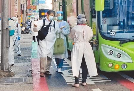 桃園市某防疫旅館發生群聚感染，旅館16日全面撤離旅客。（賴佑維攝）