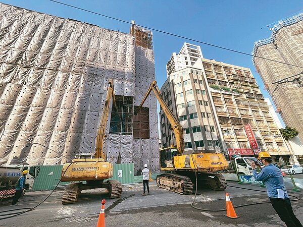 被判為危樓的高雄城中城,昨天上午動工拆除。記者王昭月/攝影
