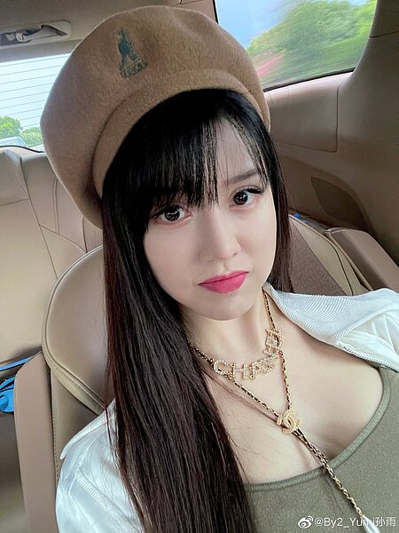 雙胞胎女團「BY2」妹妹Yumi。圖／摘自微博