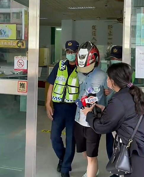 美髮師方兆杰於5月5日凌晨與友人至超級巨星KTV飲酒作樂,酒駕賓士轎車撞死媒體人黃暐瀚的七旬母親,台中高分院法官依酒駕致死罪將他判刑4年6月。圖/民眾提供