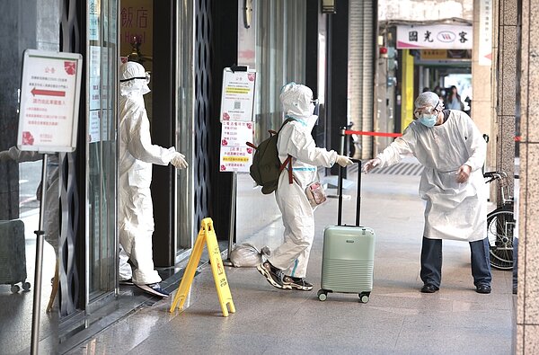 八名確診案例皆住在桃園某防疫旅館，指揮中心判定其中四例是群聚感染，桃園衛生局派出大批消毒人員清消，並協助撤離人員至集中檢疫所。記者曾吉松／攝影 