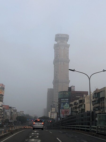 許多高雄市民一早出門發現天空灰濛濛一片,環保署清晨7點10分發出「空氣品質不良警報」,提醒高屏及台南地區居民留意空品問題。記者王慧瑛/攝影