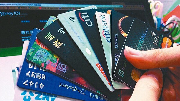 受惠雙11網購發威、百貨周年慶及保費入帳等三大利多,使11月全台國人刷卡額逾2,900億元,創史上最強11月。圖/聯合報系資料庫