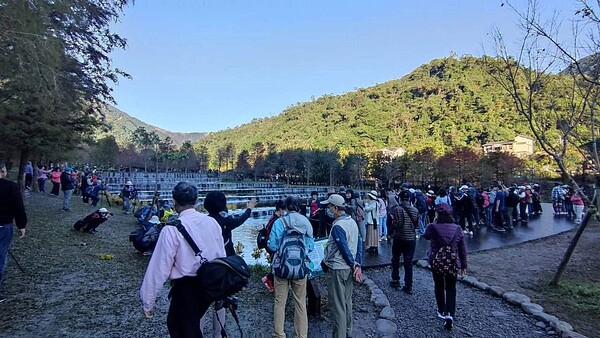 宜蘭大礁溪「三層坪」開放的最後1天,人潮擠爆園區,像是吵雜的菜市場。圖/翻攝卡幄汀臉書