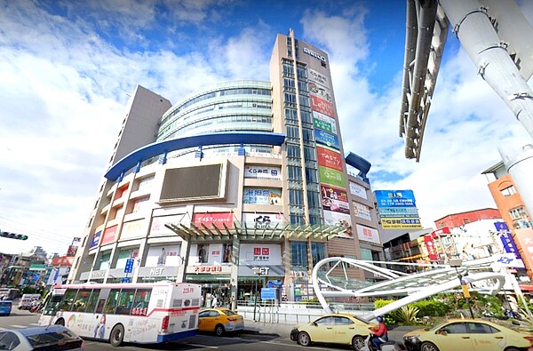 位於捷運淡水站正對面的「大都會廣場」(前身為名統百貨),是淡水第一間百貨商場,近日卻傳出遭到法拍,底價更創下該區域法拍價格底價新高!圖/截自Google Maps