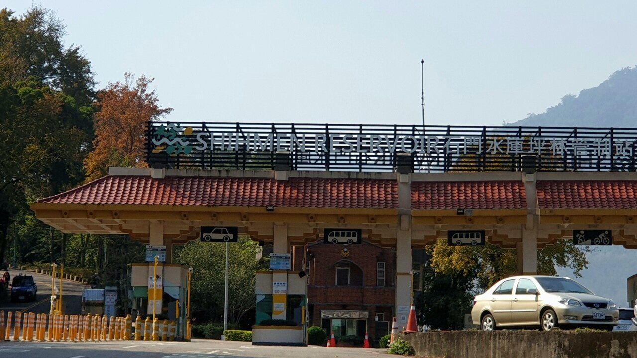 石門水庫明年元旦起小車入園停車收費要從現在80元漲為100元，圖為南苑停車場入口。記者鄭國樑／攝影 