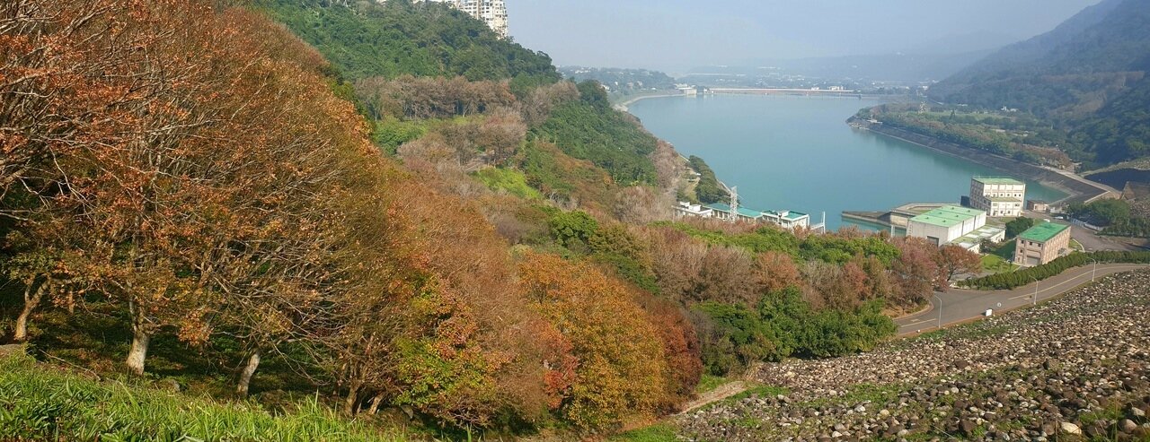 石門水庫園區風景優美，假日和平日都有許多遊客入園賞景。記者鄭國樑／攝影 