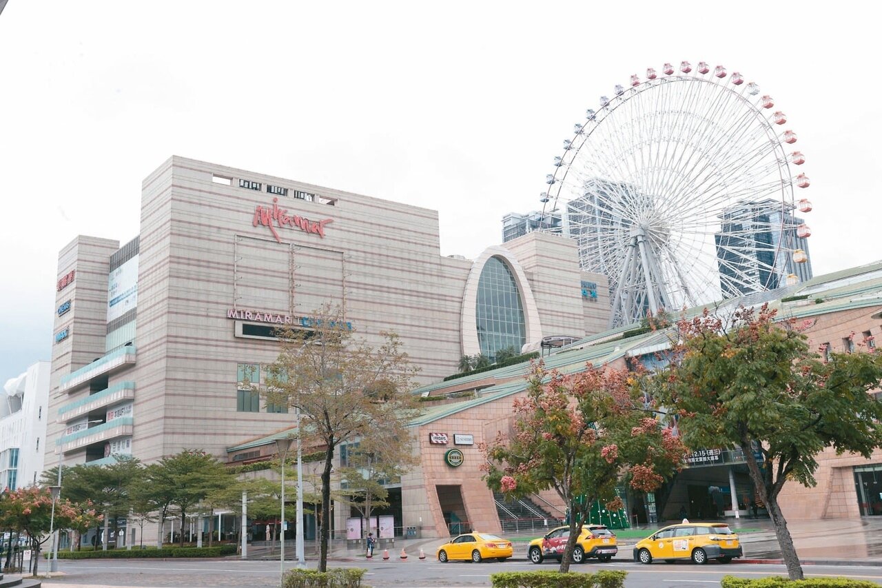 台北市文湖國小商圈隸屬內湖區,不過跨過內湖路一段就是大直美麗華商圈,相對大直房價來說,價格相對親民,圖為美麗華百貨公司。記者蘇健忠/攝影