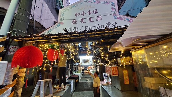 考古挖出諸聖教堂遺址後，和平島市場變展場圖像說故事。圖／嚴佳代提供