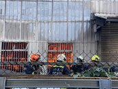 台中家具工廠大火竄濃煙　員工急拆鐵窗跳下2樓逃生