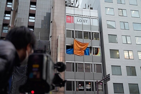 日本大阪北區鬧區一棟大樓發生嚴重火警，造成嚴重死傷。 圖／新華社