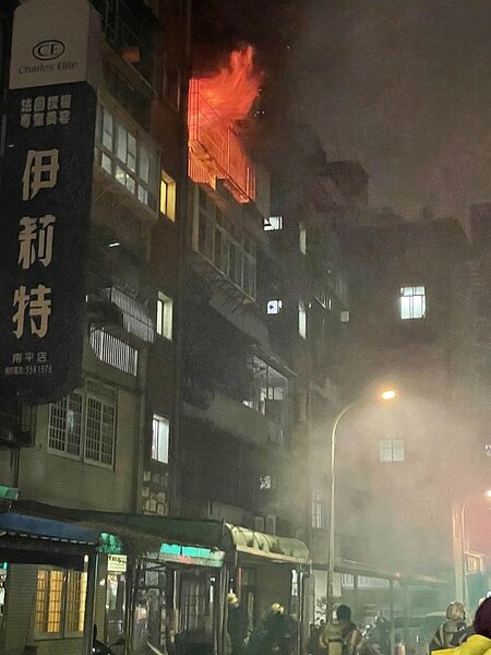 桃園市桃園區有分租套房火警，1人被找到時明顯死亡。圖／讀者提供