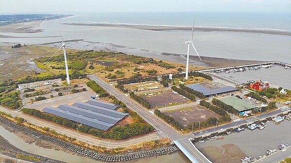新竹市海山漁港太陽能光電系統已建置完成,預計明年1月運轉。圖/新竹市府提供