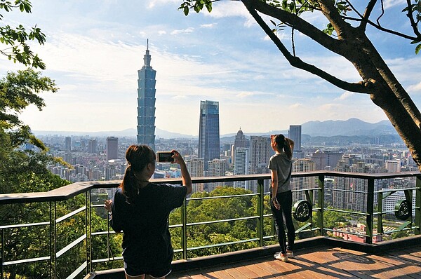 象山步道沿途有6處視野遼闊的瞭望點,分別是攝手平台、六巨石、攝影平台、超然亭、煙火平台、永春崗平台,可以將火樹銀花一覽無遺。圖/北市大地處提供