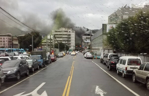 基隆市七堵區崇孝街42巷內中午發生民宅火警,火場冒出濃濃黑煙。消防局獲報派遣人車前往灌救,確認無人受困傷亡。記者邱瑞杰/翻攝