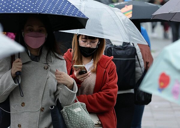 今天受到東北季風影響,清晨各地氣溫偏低,西半部、東北部氣溫僅有13至15度,本島最低溫發生在南投中寮,僅10.5度。聯合報系資料照片