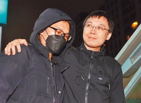 重啟核四公投未過關,學者憂缺電問題將持續發生。圖為核四公投領銜人黃士修(右)18日在公投結束後與支持者擁抱相互致意。(季志翔攝)