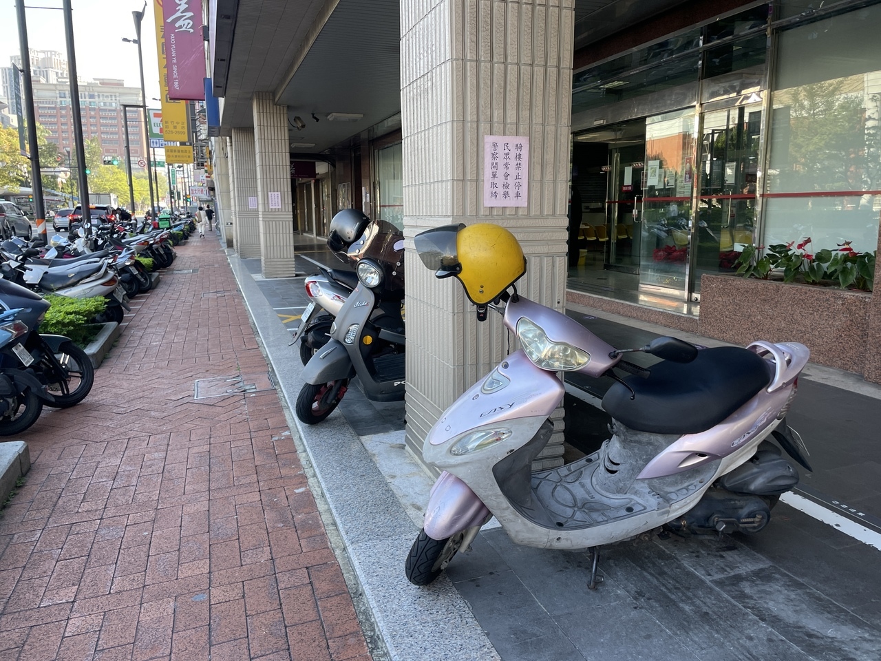 新竹市騎樓違停狀況屢見不鮮。記者張裕珍／攝影 