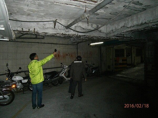 新北「海砂屋條例」三讀通過,未來市府可依法限期強拆。圖為淡水東來大廈。圖/新北工務局提供